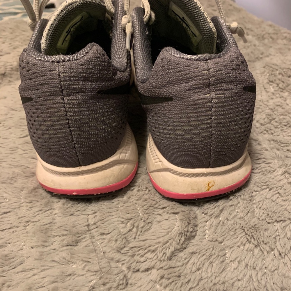 Nike tennis shoes - Picture 2 of 4